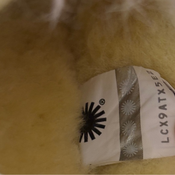 UGG Fluff Yeah Tie Dye Slipper Sandals 7 - Picture 5 of 8